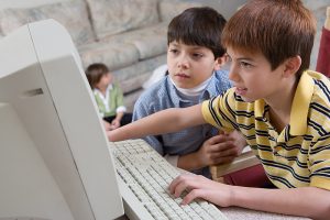 gyerekek a számítógép előtt