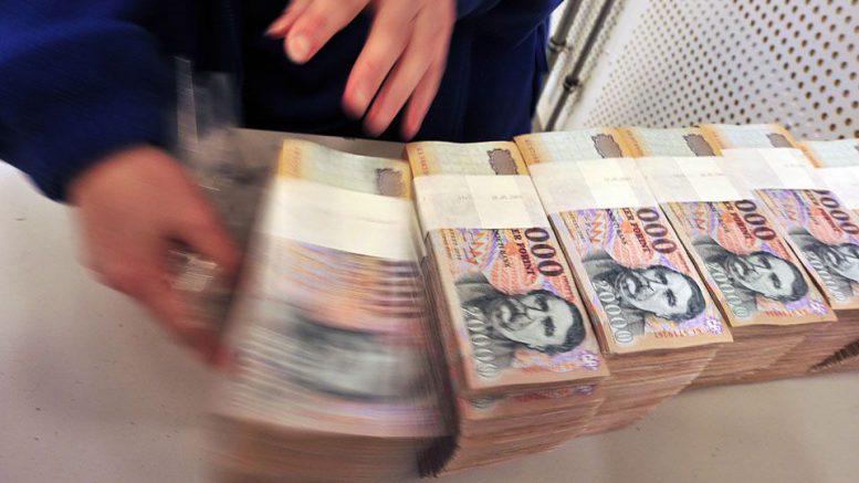 Most jelentették be: Megbüntetik azt a céget, aki trükközik a melósok bérével, és a szabadságokkal